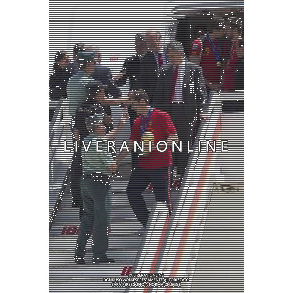 MADRID, Spain (12/07/2010).- Spain\'s Soccer National Team arrival to Madrid after winning South Africa World Cup.Photo: Cesar Cebolla / ALFAQUI IKER CASILLAS ©Photoshot/Agenzia Aldo Liverani Sas - ITALY ONLY - Arrivo all\'aeroporto di Madrid in Spagna della Nazionale di Calcio Spagnola con la Coppa del Mondo, dopo la vittoria ai Mondiali in Sud Africa 12/07/2010.