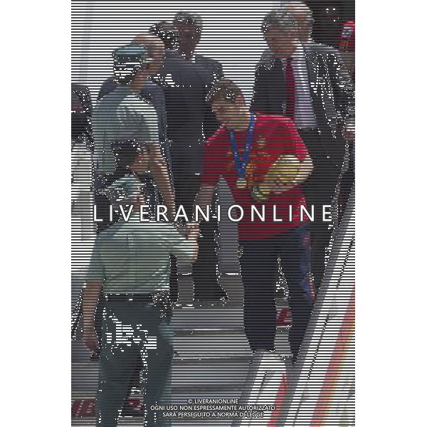 MADRID, Spain (12/07/2010).- Spain\'s Soccer National Team arrival to Madrid after winning South Africa World Cup.Photo: Cesar Cebolla / ALFAQUI IKER CASILLAS ©Photoshot/Agenzia Aldo Liverani Sas - ITALY ONLY - Arrivo all\'aeroporto di Madrid in Spagna della Nazionale di Calcio Spagnola con la Coppa del Mondo, dopo la vittoria ai Mondiali in Sud Africa 12/07/2010.