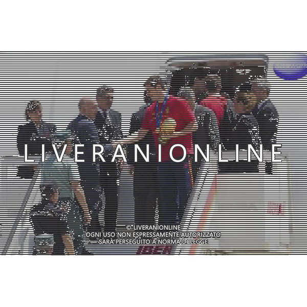 MADRID, Spain (12/07/2010).- Spain\'s Soccer National Team arrival to Madrid after winning South Africa World Cup.Photo: Cesar Cebolla / ALFAQUI IKER CASILLAS ©Photoshot/Agenzia Aldo Liverani Sas - ITALY ONLY - Arrivo all\'aeroporto di Madrid in Spagna della Nazionale di Calcio Spagnola con la Coppa del Mondo, dopo la vittoria ai Mondiali in Sud Africa 12/07/2010.