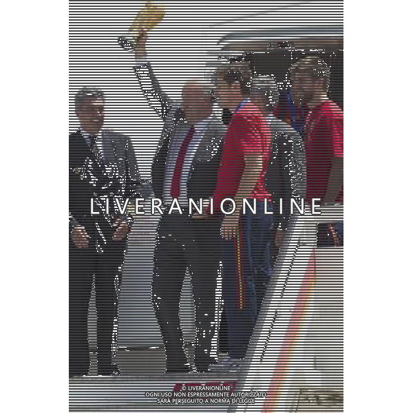 MADRID, Spain (12/07/2010).- Spain\'s Soccer National Team arrival to Madrid after winning South Africa World Cup.Photo: Cesar Cebolla / ALFAQUI ©Photoshot/Agenzia Aldo Liverani Sas - ITALY ONLY - Arrivo all\'aeroporto di Madrid in Spagna della Nazionale di Calcio Spagnola con la Coppa del Mondo, dopo la vittoria ai Mondiali in Sud Africa 12/07/2010.