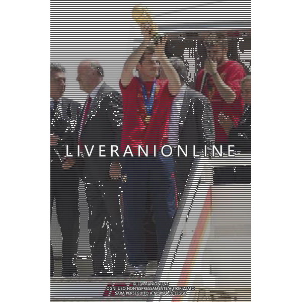 MADRID, Spain (12/07/2010).- Spain\'s Soccer National Team arrival to Madrid after winning South Africa World Cup.Photo: Cesar Cebolla / ALFAQUI ©Photoshot/Agenzia Aldo Liverani Sas - ITALY ONLY - Arrivo all\'aeroporto di Madrid in Spagna della Nazionale di Calcio Spagnola con la Coppa del Mondo, dopo la vittoria ai Mondiali in Sud Africa 12/07/2010.