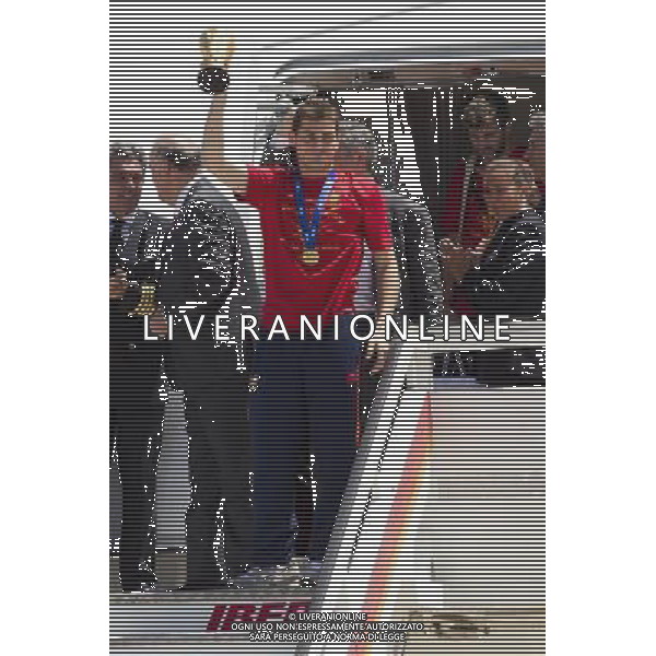 MADRID, Spain (12/07/2010).- Spain\'s Soccer National Team arrival to Madrid after winning South Africa World Cup.Photo: Cesar Cebolla / ALFAQUI ©Photoshot/Agenzia Aldo Liverani Sas - ITALY ONLY - Arrivo all\'aeroporto di Madrid in Spagna della Nazionale di Calcio Spagnola con la Coppa del Mondo, dopo la vittoria ai Mondiali in Sud Africa 12/07/2010.