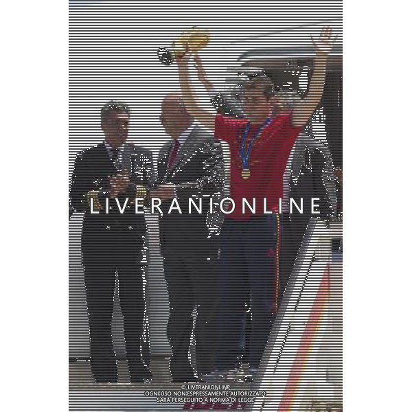 MADRID, Spain (12/07/2010).- Spain\'s Soccer National Team arrival to Madrid after winning South Africa World Cup.Photo: Cesar Cebolla / ALFAQUI ©Photoshot/Agenzia Aldo Liverani Sas - ITALY ONLY - Arrivo all\'aeroporto di Madrid in Spagna della Nazionale di Calcio Spagnola con la Coppa del Mondo, dopo la vittoria ai Mondiali in Sud Africa 12/07/2010.