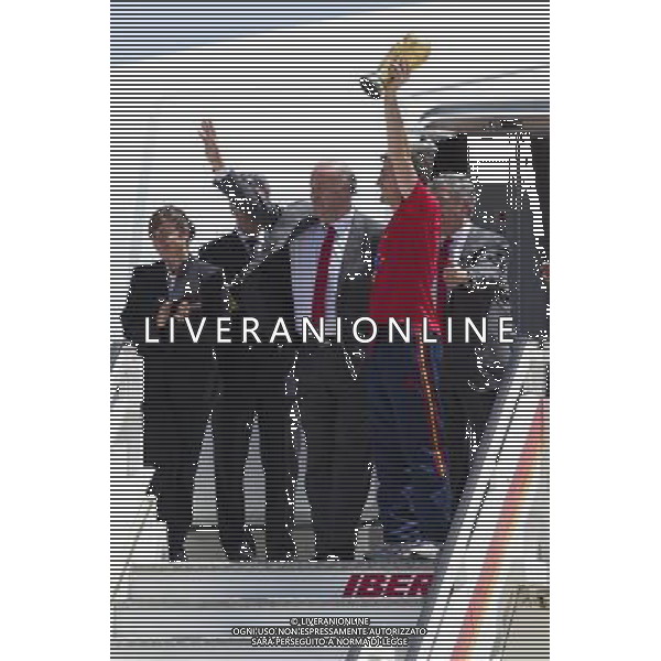 MADRID, Spain (12/07/2010).- Spain\'s Soccer National Team arrival to Madrid after winning South Africa World Cup.Photo: Cesar Cebolla / ALFAQUI ©Photoshot/Agenzia Aldo Liverani Sas - ITALY ONLY - Arrivo all\'aeroporto di Madrid in Spagna della Nazionale di Calcio Spagnola con la Coppa del Mondo, dopo la vittoria ai Mondiali in Sud Africa 12/07/2010.