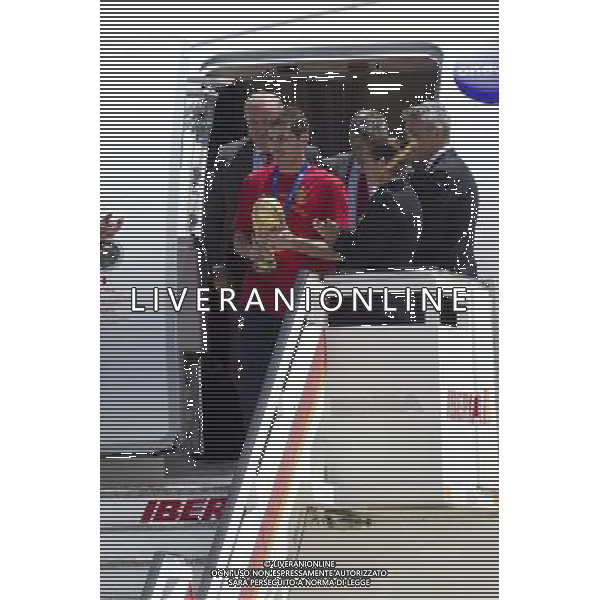 MADRID, Spain (12/07/2010).- Spain\'s Soccer National Team arrival to Madrid after winning South Africa World Cup.Photo: Cesar Cebolla / ALFAQUI ©Photoshot/Agenzia Aldo Liverani Sas - ITALY ONLY - Arrivo all\'aeroporto di Madrid in Spagna della Nazionale di Calcio Spagnola con la Coppa del Mondo, dopo la vittoria ai Mondiali in Sud Africa 12/07/2010.