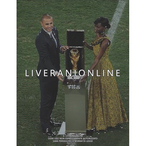 (100712) -- JOHANNESBURG, July 12, 2010 () -- Italian footballer Fabio Cannavaro (L), captain of the 2006 World Cup winning team, opens a box containing the World Cup trophy before the final between the Netherlands and Spain at Soccer City stadium in Johannesburg, South Africa, July 11, 2010. (/Chen Haitong)(lb) ©Photoshot/Agenzia Aldo Liverani Sas - ITALY ONLY: OLANDA - SPAGNA FINALE FIFA WORLD CUP CAMPIONATI MONDIALI SUD AFRICA 2010