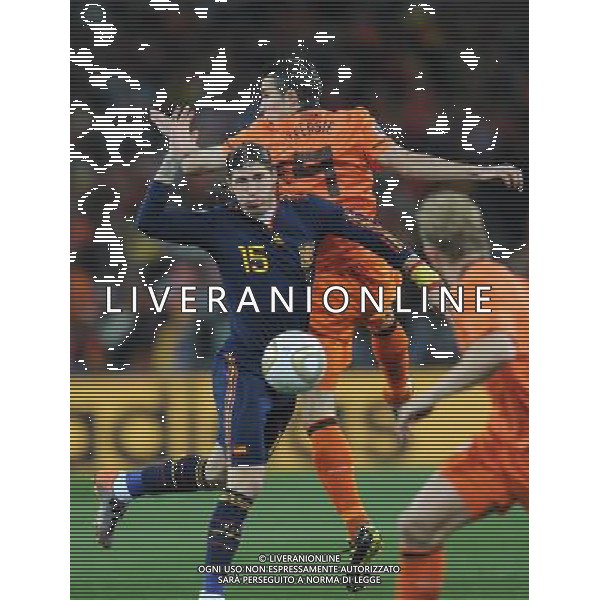 (100712) -- JOHANNESBURG, July 12, 2010 () -- Robin Van Persie (C) of the Netherlands and Sergio Ramos of Spain vie for the ball during the World Cup final at Soccer City stadium in Johannesburg, South Africa, July 11, 2010 . (/Wang Yuguo) ©Photoshot/Agenzia Aldo Liverani Sas - ITALY ONLY: OLANDA - SPAGNA FINALE FIFA WORLD CUP CAMPIONATI MONDIALI SUD AFRICA 2010