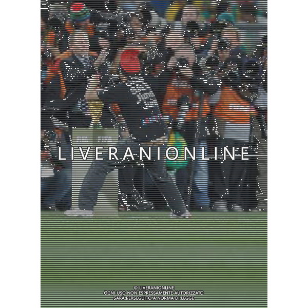 (100712) -- JOHANNESBURG, July 12, 2010 () -- A fan attempts to fetch the trophy before the final between the Netherlands and Spain at Soccer City stadium in Johannesburg, South Africa, July 11, 2010. (/Liao Yujie) ©Photoshot/Agenzia Aldo Liverani Sas - ITALY ONLY: OLANDA - SPAGNA FINALE FIFA WORLD CUP CAMPIONATI MONDIALI SUD AFRICA 2010