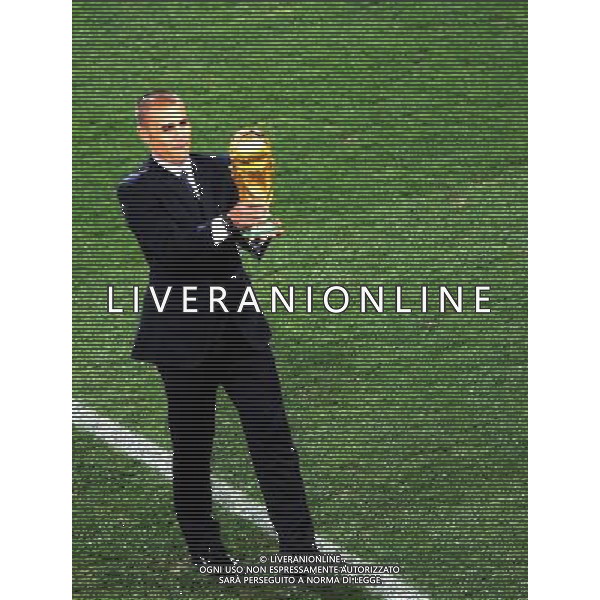 (100712) -- JOHANNESBURG, July 12, 2010 () -- Italian footballer Fabio Cannavaro, captain of the 2006 World Cup winning team, holds the World Cup trophy before the final between the Netherlands and Spain at Soccer City stadium in Johannesburg, South Africa, July 11, 2010. (/Li Ga) ©Photoshot/Agenzia Aldo Liverani Sas - ITALY ONLY: OLANDA - SPAGNA FINALE FIFA WORLD CUP CAMPIONATI MONDIALI SUD AFRICA 2010