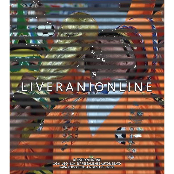 (100712) -- JOHANNESBURG, July 12, 2010 () -- A fan kisses a model of the World Cup trophy while waiting for the 2010 FIFA football World Cup final soccer match between the Netherlands and Spain on July 11, 2010 at Soccer City stadium in Johannesburg, South Africa. (/Wang Yuguo)(lb) ©Photoshot/Agenzia Aldo Liverani Sas - ITALY ONLY: OLANDA - SPAGNA FINALE FIFA WORLD CUP CAMPIONATI MONDIALI SUD AFRICA 2010