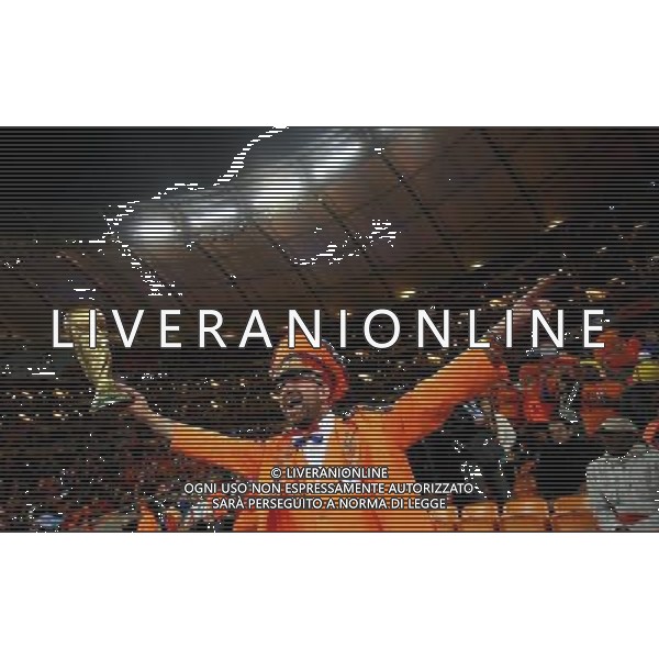 (100712) -- JOHANNESBURG, July 12, 2010 () -- A fan of the Netherlands waits for the final between the Netherlands and Spain on July 11, 2010 at Soccer City stadium in Johannesburg, South Africa. (/Liao Yujie) ©Photoshot/Agenzia Aldo Liverani Sas - ITALY ONLY: OLANDA - SPAGNA FINALE FIFA WORLD CUP CAMPIONATI MONDIALI SUD AFRICA 2010