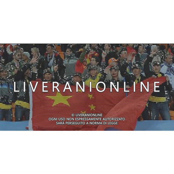 (100712) -- JOHANNESBURG, July 12, 2010 () -- Chinese fans wait for the 2010 FIFA football World Cup final soccer match between the Netherlands and Spain on July 11, 2010 at Soccer City stadium in Johannesburg, South Africa. (/Yang Lei)(ljq) ©Photoshot/Agenzia Aldo Liverani Sas - ITALY ONLY: OLANDA - SPAGNA FINALE FIFA WORLD CUP CAMPIONATI MONDIALI SUD AFRICA 2010