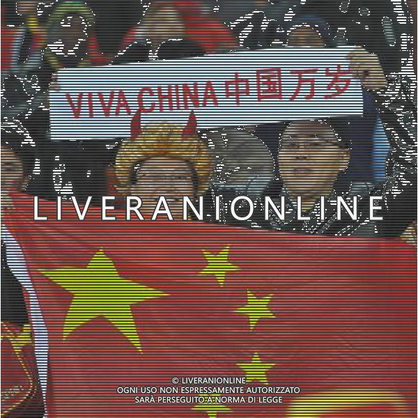 (100712) -- JOHANNESBURG, July 12, 2010 () -- Two Chinese fans wait for the 2010 FIFA football World Cup final soccer match between the Netherlands and Spain on July 11, 2010 at Soccer City stadium in Johannesburg, South Africa. (/Yang Lei)(ljq) ©Photoshot/Agenzia Aldo Liverani Sas - ITALY ONLY: OLANDA - SPAGNA FINALE FIFA WORLD CUP CAMPIONATI MONDIALI SUD AFRICA 2010