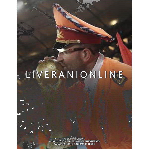 (100712) -- JOHANNESBURG, July 12, 2010 () -- A fan of the Netherlands kisses a model of the World Cup trophy before the final between the Netherlands and Spain on July 11, 2010 at Soccer City stadium in Johannesburg, South Africa. (/Liao Yujie) ©Photoshot/Agenzia Aldo Liverani Sas - ITALY ONLY: OLANDA - SPAGNA FINALE FIFA WORLD CUP CAMPIONATI MONDIALI SUD AFRICA 2010