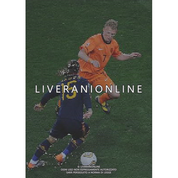 (100712) -- JOHANNESBURG, July 12, 2010 () -- Sergio Ramos (L) of Spain vies with Dirk Kuyt of the Netherlands during the 2010 FIFA football World Cup final on July 11, 2010 at Soccer City stadium in Johannesburg, South Africa. (/Chen Haitong)(lb) ©Photoshot/Agenzia Aldo Liverani Sas - ITALY ONLY: OLANDA - SPAGNA FINALE FIFA WORLD CUP CAMPIONATI MONDIALI SUD AFRICA 2010