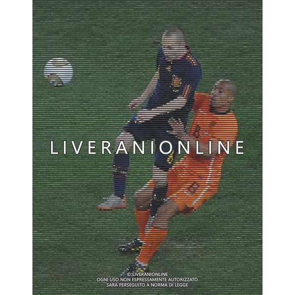 (100712) -- JOHANNESBURG, July 12, 2010 () -- Nigel De Jong (R) of the Netherlands and Andres Iniesta of Spain vie for the ball during the World Cup final at Soccer City stadium in Johannesburg, South Africa, July 11, 2010. (/Li Ga) ©Photoshot/Agenzia Aldo Liverani Sas - ITALY ONLY: OLANDA - SPAGNA FINALE FIFA WORLD CUP CAMPIONATI MONDIALI SUD AFRICA 2010