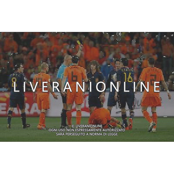 (100712) -- JOHANNESBURG, July 12, 2010 () -- Carles Puyol (C) of Spain gets a yellow card during the World Cup final against the Netherlands at Soccer City stadium in Johannesburg, South Africa, July 11, 2010. (/Liao Yujie) ©Photoshot/Agenzia Aldo Liverani Sas - ITALY ONLY: OLANDA - SPAGNA FINALE FIFA WORLD CUP CAMPIONATI MONDIALI SUD AFRICA 2010