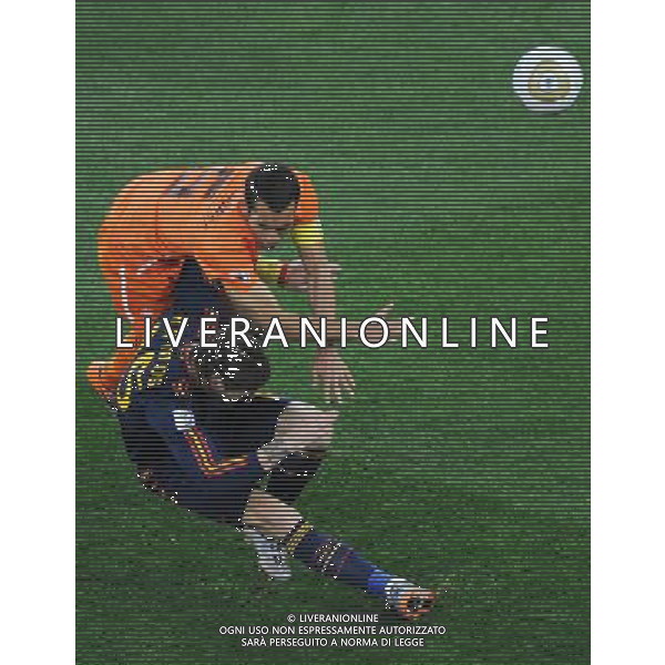(100712) -- JOHANNESBURG, July 12, 2010 () -- Giovanni Van Bronckhorst (L) of the Netherlands and Sergio Ramos of Spain vie for the ball during the World Cup final at Soccer City stadium in Johannesburg, South Africa, July 11, 2010. (/Li Ga) ©Photoshot/Agenzia Aldo Liverani Sas - ITALY ONLY: OLANDA - SPAGNA FINALE FIFA WORLD CUP CAMPIONATI MONDIALI SUD AFRICA 2010