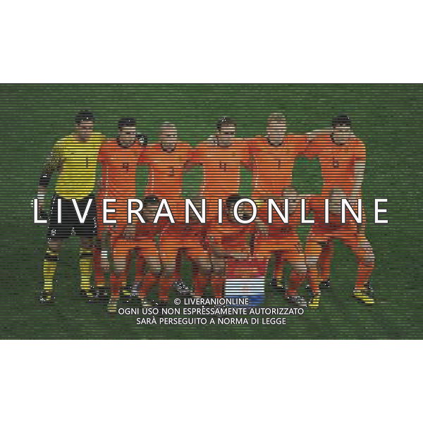 (100712) -- JOHANNESBURG, July 12, 2010 () -FORMAZION OLANDA- Players of the Netherlands pose before the World Cup final against Spain at Soccer City stadium in Johannesburg, South Africa, July 11, 2010. (/Li Ga) ©Photoshot/Agenzia Aldo Liverani Sas - ITALY ONLY: OLANDA - SPAGNA FINALE FIFA WORLD CUP CAMPIONATI MONDIALI SUD AFRICA 2010