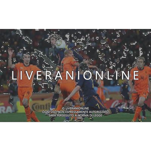 (100712) -- JOHANNESBURG, July 12, 2010 () -- Nigel De Jong (L3) of the Netherlands and Sergio Ramos (L2) of Spain vie for the ball during the World Cup final at Soccer City stadium in Johannesburg, South Africa, July 11, 2010. (/Liao Yujie) ©Photoshot/Agenzia Aldo Liverani Sas - ITALY ONLY: OLANDA - SPAGNA FINALE FIFA WORLD CUP CAMPIONATI MONDIALI SUD AFRICA 2010