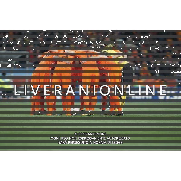 (100712) -- JOHANNESBURG, July 12, 2010 () -- Players of the Netherlands gather before the World Cup final against Spain at Soccer City stadium in Johannesburg, South Africa, July 11, 2010. (/Liao Yujie) ©Photoshot/Agenzia Aldo Liverani Sas - ITALY ONLY: OLANDA - SPAGNA FINALE FIFA WORLD CUP CAMPIONATI MONDIALI SUD AFRICA 2010