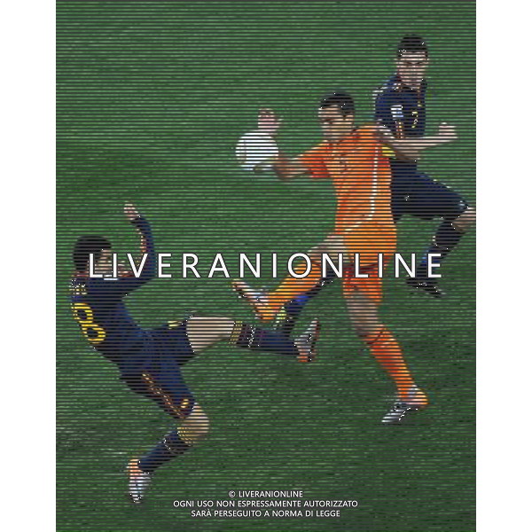(100712) -- JOHANNESBURG, July 12, 2010 () -- Giovanni Van Bronckhorst (C) of the Netherlands and Pedro of Spain vie for the ball during the World Cup final at Soccer City stadium in Johannesburg, South Africa, July 11, 2010. (/Li Ga) ©Photoshot/Agenzia Aldo Liverani Sas - ITALY ONLY: OLANDA - SPAGNA FINALE FIFA WORLD CUP CAMPIONATI MONDIALI SUD AFRICA 2010