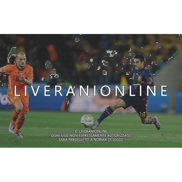 (100712) -- JOHANNESBURG, July 12, 2010 () -- Pedro (R) of Spain vies with Wesley Sneijder of the Netherlands during the 2010 FIFA football World Cup final on July 11, 2010 at Soccer City stadium in Johannesburg, South Africa. (/Guo Yong)(ljq) ©Photoshot/Agenzia Aldo Liverani Sas - ITALY ONLY: OLANDA - SPAGNA FINALE FIFA WORLD CUP CAMPIONATI MONDIALI SUD AFRICA 2010