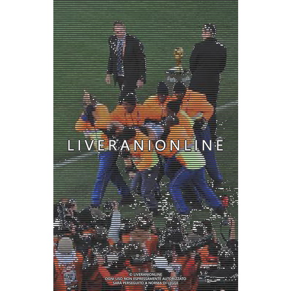 (100712) -- JOHANNESBURG, July 12, 2010 () -- Security men catch a fan attempting to fetch the trophy before the World Cup final between the Netherlands and Spain at Soccer City stadium in Johannesburg, South Africa, July 11, 2010. (/Xu Suhui) ©Photoshot/Agenzia Aldo Liverani Sas - ITALY ONLY: OLANDA - SPAGNA FINALE FIFA WORLD CUP CAMPIONATI MONDIALI SUD AFRICA 2010
