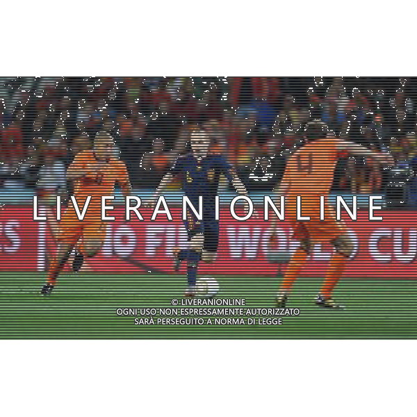 (100712) -- JOHANNESBURG, July 12, 2010 () -- Andres Iniesta (C) of Spain vies with Nigel De Jong (L) of the Netherlands during the 2010 FIFA football World Cup final on July 11, 2010 at Soccer City stadium in Johannesburg, South Africa. (/Guo Yong)(ljq) ©Photoshot/Agenzia Aldo Liverani Sas - ITALY ONLY: OLANDA - SPAGNA FINALE FIFA WORLD CUP CAMPIONATI MONDIALI SUD AFRICA 2010