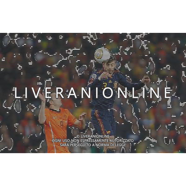 (100712) -- JOHANNESBURG, July 12, 2010 () -- Robin Van Persie (L) of the Netherlands and Gerard Pique of Spain vie for the ball during the World Cup final at Soccer City stadium in Johannesburg, South Africa, July 11, 2010. (/Liao Yujie) ©Photoshot/Agenzia Aldo Liverani Sas - ITALY ONLY: OLANDA - SPAGNA FINALE FIFA WORLD CUP CAMPIONATI MONDIALI SUD AFRICA 2010