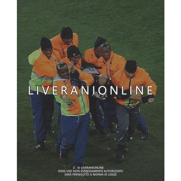 (100712) -- JOHANNESBURG, July 12, 2010 () -- Security men catch a fan attempting to fetch the trophy before the World Cup final between the Netherlands and Spain at Soccer City stadium in Johannesburg, South Africa, July 11, 2010. (/Li Ga) ©Photoshot/Agenzia Aldo Liverani Sas - ITALY ONLY: OLANDA - SPAGNA FINALE FIFA WORLD CUP CAMPIONATI MONDIALI SUD AFRICA 2010