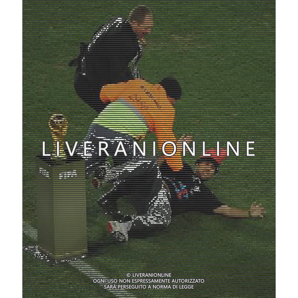 (100712) -- JOHANNESBURG, July 12, 2010 () -- Security men knock down a fan (R) attempting to fetch the trophy before the World Cup final between the Netherlands and Spain at Soccer City stadium in Johannesburg, South Africa, July 11, 2010. (/Li Ga) ©Photoshot/Agenzia Aldo Liverani Sas - ITALY ONLY: OLANDA - SPAGNA FINALE FIFA WORLD CUP CAMPIONATI MONDIALI SUD AFRICA 2010