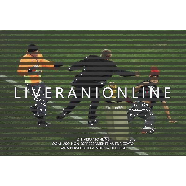 (100712) -- JOHANNESBURG, July 12, 2010 () -- A security man knocks down a fan (R) attempting to fetch the trophy before the World Cup final between the Netherlands and Spain at Soccer City stadium in Johannesburg, South Africa, July 11, 2010. (/Li Ga) ©Photoshot/Agenzia Aldo Liverani Sas - ITALY ONLY: OLANDA - SPAGNA FINALE FIFA WORLD CUP CAMPIONATI MONDIALI SUD AFRICA 2010