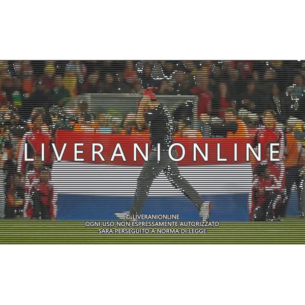 (100712) -- JOHANNESBURG, July 12, 2010 () -- A fan enters the field to fetch the trophy before the final between the Netherlands and Spain at Soccer City stadium in Johannesburg, South Africa, July 11, 2010. (/Liao Yujie) ©Photoshot/Agenzia Aldo Liverani Sas - ITALY ONLY: OLANDA - SPAGNA FINALE FIFA WORLD CUP CAMPIONATI MONDIALI SUD AFRICA 2010
