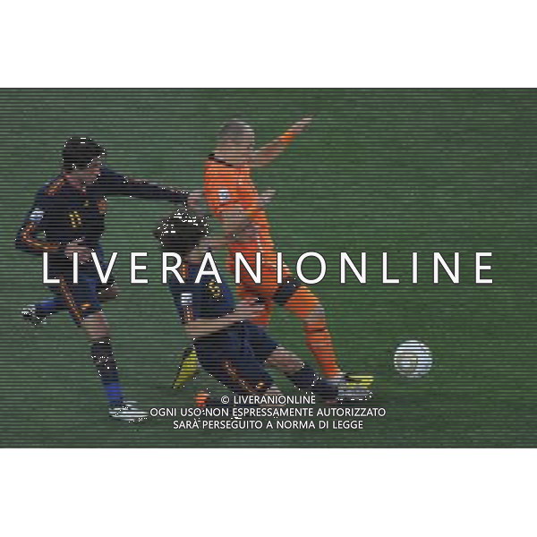 (100712) -- JOHANNESBURG, July 12, 2010 () -- Arjen Robben (R) of the Netherlands and Carles Puyol of Spain vie for the ball during the World Cup final at Soccer City stadium in Johannesburg, South Africa, July 11, 2010. (/Li Ga) ©Photoshot/Agenzia Aldo Liverani Sas - ITALY ONLY: OLANDA - SPAGNA FINALE FIFA WORLD CUP CAMPIONATI MONDIALI SUD AFRICA 2010