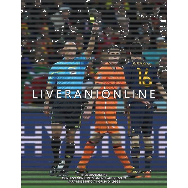(100712) -- JOHANNESBURG, July 12, 2010 () -- Robin Van Persie (C) of the Netherlands gets a yellow card during the World Cup final against Spain at Soccer City stadium in Johannesburg, South Africa, July 11, 2010. (/Wang Yuguo) ©Photoshot/Agenzia Aldo Liverani Sas - ITALY ONLY: OLANDA - SPAGNA FINALE FIFA WORLD CUP CAMPIONATI MONDIALI SUD AFRICA 2010