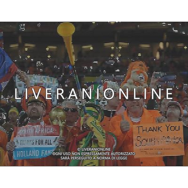 (100712) -- JOHANNESBURG, July 12, 2010 () -- Fans of the Netherlands wait for the final between the Netherlands and Spain on July 11, 2010 at Soccer City stadium in Johannesburg, South Africa. (/Wang Yuguo)(lb) ©Photoshot/Agenzia Aldo Liverani Sas - ITALY ONLY: OLANDA - SPAGNA FINALE FIFA WORLD CUP CAMPIONATI MONDIALI SUD AFRICA 2010