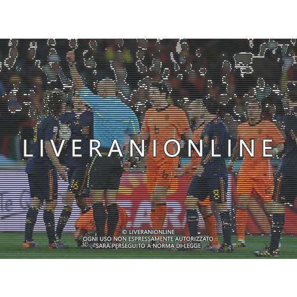 (100712) -- JOHANNESBURG, July 12, 2010 () -- Carles Puyol (L) of Spain gets a yellow card during the World Cup final against the Netherlands at Soccer City stadium in Johannesburg, South Africa, July 11, 2010. (/Wang Yuguo) ©Photoshot/Agenzia Aldo Liverani Sas - ITALY ONLY: OLANDA - SPAGNA FINALE FIFA WORLD CUP CAMPIONATI MONDIALI SUD AFRICA 2010