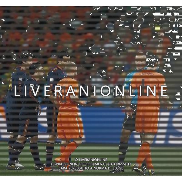 (100712) -- JOHANNESBURG, July 12, 2010 () -- Mark Van Bommel (R) of the Netherlands gets a yellow card during the World Cup final against Spain at Soccer City stadium in Johannesburg, South Africa, July 11, 2010. (/Liao Yujie) ©Photoshot/Agenzia Aldo Liverani Sas - ITALY ONLY: OLANDA - SPAGNA FINALE FIFA WORLD CUP CAMPIONATI MONDIALI SUD AFRICA 2010