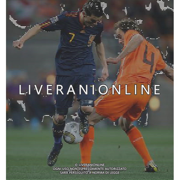 (100712) -- JOHANNESBURG, July 12, 2010 () -- Joris Mathijsen (R) of the Netherlands and David Villa of Spain vie for the ball during the World Cup final at Soccer City stadium in Johannesburg, South Africa, July 11, 2010. (/Liao Yujie) ©Photoshot/Agenzia Aldo Liverani Sas - ITALY ONLY: OLANDA - SPAGNA FINALE FIFA WORLD CUP CAMPIONATI MONDIALI SUD AFRICA 2010