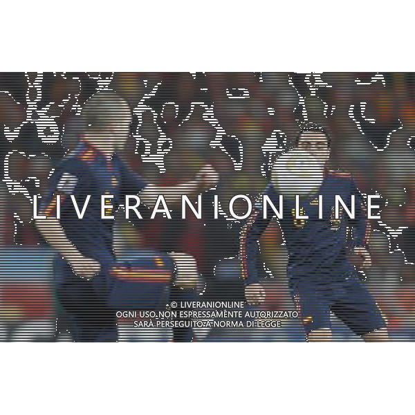 (100712) -- JOHANNESBURG, July 12, 2010 () -- Xavi (R) of Spain gets the ball from his teammate Andres Iniesta during the World Cup final at Soccer City stadium in Johannesburg, South Africa, July 11, 2010. (/Liao Yujie) ©Photoshot/Agenzia Aldo Liverani Sas - ITALY ONLY: OLANDA - SPAGNA FINALE FIFA WORLD CUP CAMPIONATI MONDIALI SUD AFRICA 2010