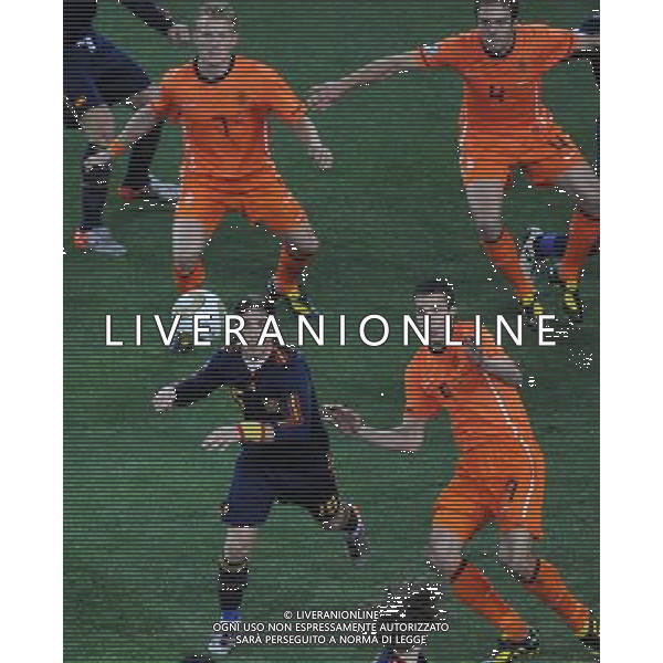 (100712) -- JOHANNESBURG, July 12, 2010 () -- Sergio Ramos (bottom L) of Spain vies with Robin Van Persie (bottom R) of the Netherlands during the 2010 FIFA football World Cup final on July 11, 2010 at Soccer City stadium in Johannesburg, South Africa. (/Chen Haitong)(lb) ©Photoshot/Agenzia Aldo Liverani Sas - ITALY ONLY: OLANDA - SPAGNA FINALE FIFA WORLD CUP CAMPIONATI MONDIALI SUD AFRICA 2010