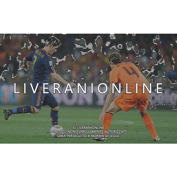 (100712) -- JOHANNESBURG, July 12, 2010 () -- David Villa (L) of Spain breaks through during the 2010 FIFA football World Cup final against the Netherlands on July 11, 2010 at Soccer City stadium in Johannesburg, South Africa. (/Guo Yong)(ljq) ©Photoshot/Agenzia Aldo Liverani Sas - ITALY ONLY: OLANDA - SPAGNA FINALE FIFA WORLD CUP CAMPIONATI MONDIALI SUD AFRICA 2010