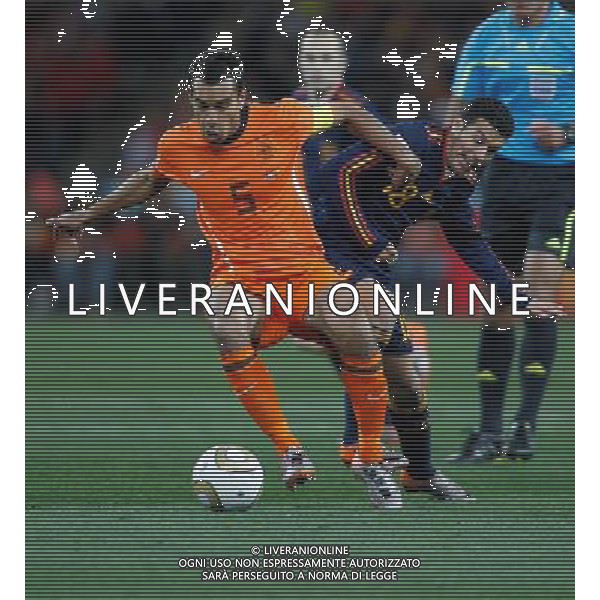 (100712) -- JOHANNESBURG, July 12, 2010 () -- Giovanni Van Bronckhorst (L) of the Netherlands and Pedro of Spain vie for the ball during the World Cup final at Soccer City stadium in Johannesburg, South Africa, July 11, 2010. (/Liao Yujie) ©Photoshot/Agenzia Aldo Liverani Sas - ITALY ONLY: OLANDA - SPAGNA FINALE FIFA WORLD CUP CAMPIONATI MONDIALI SUD AFRICA 2010