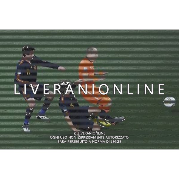 (100712) -- JOHANNESBURG, July 12, 2010 () -- Arjen Robben (R) of the Netherlands and Carles Puyol (C) of Spain vie for the ball during the World Cup final at Soccer City stadium in Johannesburg, South Africa, July 11, 2010. (/Chen Haitong)(lb) ©Photoshot/Agenzia Aldo Liverani Sas - ITALY ONLY: OLANDA - SPAGNA FINALE FIFA WORLD CUP CAMPIONATI MONDIALI SUD AFRICA 2010