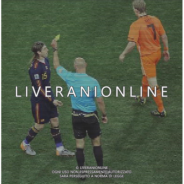 (100712) -- JOHANNESBURG, July 12, 2010 () -- Sergio Ramos (L) of Spain gets a yellow card during the World Cup final against the Netherlands at Soccer City stadium in Johannesburg, South Africa, July 11, 2010. (/Xu Suhui) ©Photoshot/Agenzia Aldo Liverani Sas - ITALY ONLY: OLANDA - SPAGNA FINALE FIFA WORLD CUP CAMPIONATI MONDIALI SUD AFRICA 2010