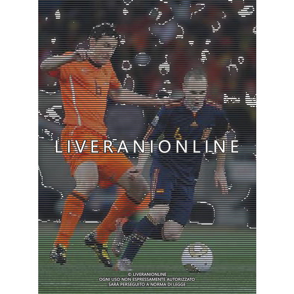 (100712) -- JOHANNESBURG, July 12, 2010 () -- Mark Van Bommel (L) of the Netherlands and Andres Iniesta of Spain vie for the ball during the World Cup final at Soccer City stadium in Johannesburg, South Africa, July 11, 2010. (/Liao Yujie) ©Photoshot/Agenzia Aldo Liverani Sas - ITALY ONLY: OLANDA - SPAGNA FINALE FIFA WORLD CUP CAMPIONATI MONDIALI SUD AFRICA 2010