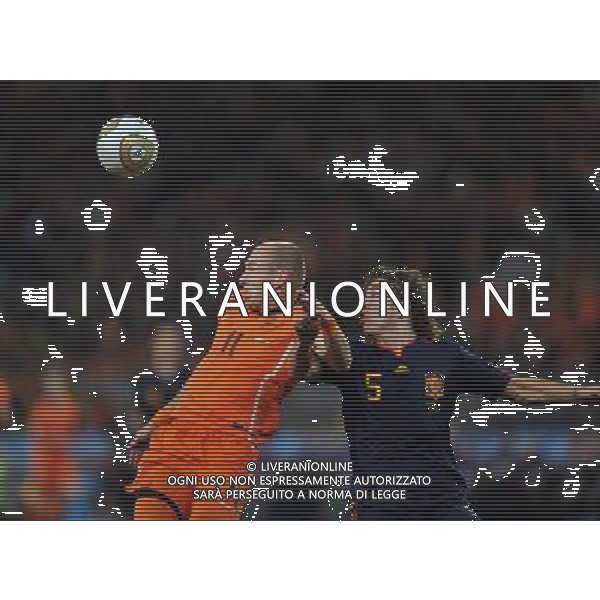 (100712) -- JOHANNESBURG, July 12, 2010 () -- Carles Puyol (R) of Spain vies with Arjen Robben of the Netherlands during the 2010 FIFA football World Cup final on July 11, 2010 at Soccer City stadium in Johannesburg, South Africa. (/Yang Lei)(ljq) ©Photoshot/Agenzia Aldo Liverani Sas - ITALY ONLY: OLANDA - SPAGNA FINALE FIFA WORLD CUP CAMPIONATI MONDIALI SUD AFRICA 2010