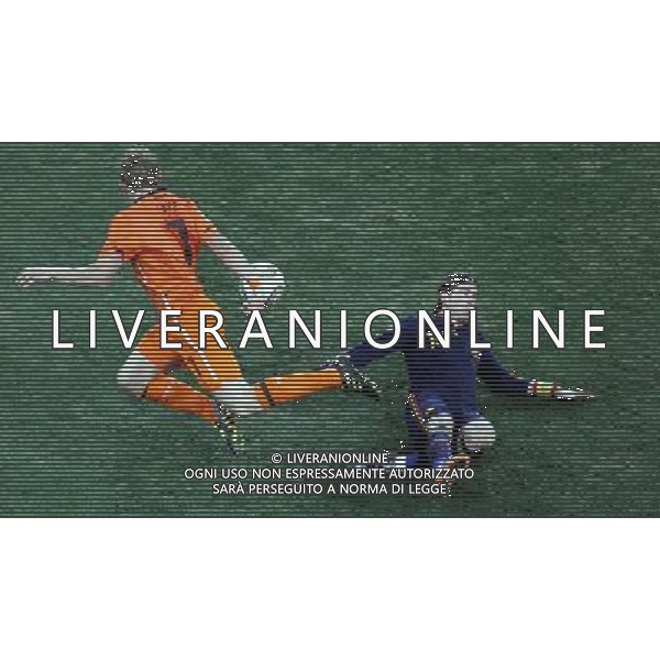 (100712) -- JOHANNESBURG, July 12, 2010 () -- Dirk Kuyt (L) of the Netherlands and Sergio Ramos of Spain vie for the ball during the World Cup final at Soccer City stadium in Johannesburg, South Africa, July 11, 2010. (/Xu Suhui) ©Photoshot/Agenzia Aldo Liverani Sas - ITALY ONLY: OLANDA - SPAGNA FINALE FIFA WORLD CUP CAMPIONATI MONDIALI SUD AFRICA 2010