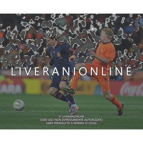 (100712) -- JOHANNESBURG, July 12, 2010 () -- Sergio Ramos (L) of Spain breaks through during the 2010 FIFA football World Cup final soccer match against the Netherlands on July 11, 2010 at Soccer City stadium in Johannesburg, South Africa. (/Yang Lei)(ljq) ©Photoshot/Agenzia Aldo Liverani Sas - ITALY ONLY: OLANDA - SPAGNA FINALE FIFA WORLD CUP CAMPIONATI MONDIALI SUD AFRICA 2010